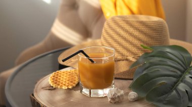 Sabah kahvaltısı, bir bardak meyve suyu, kurabiye, tropikal yaprak, hasır şapka. Otelde tatilde kahvaltı. Denizi dolaş, yakından..