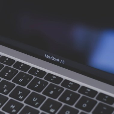 Macbook Apple M1 ve iPhone 12 Pro Max ile karanlık özne minimalist arka planı. Siyah parlak bir masanın üzerinde sade kahve olan beyaz bir fincan. Belarus Gomel - 09.03.2021 