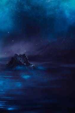 Soyut manzara ve adanın olduğu gelecekteki fantezi gece manzarası, ay ışığı, aydınlık, ay, neon. Suda ışık yansıması olan karanlık doğal bir sahne. Neon uzay galaksisi portalı. 3B illüstrasyon. 