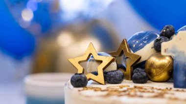 Arka planda balonlar ve ışıltılarla el yapımı bir doğum günü pastası. Cheesecake keki, mavi ve altın aksanlı. Kartpostal, tatil, doğum günü, yıldönümü, 18 yıl. 