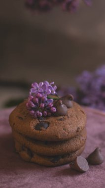 Dekoratif kompozisyon. Mutfağın iç tarafında bir demet leylak var. Bir fincan çay ve çikolatalı kek. Vazoda bir buket leylak. İç kısımlarında leylaklar olan bahar çiçekleri.. 