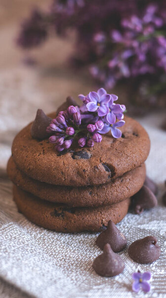 Декоративная композиция с букетом сирени в светлом интерьере кухни. Чашка чая и шоколадный торт. Букет сирени в вазе. Весенний цветочный фон с сиренью в интерьере. 