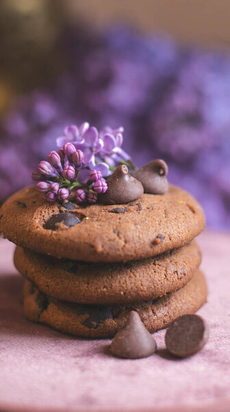 Декоративная композиция с букетом сирени в светлом интерьере кухни. Чашка чая и шоколадный торт. Букет сирени в вазе. Весенний цветочный фон с сиренью в интерьере. 