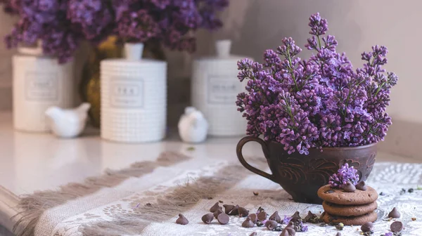 Composizione Decorativa Con Mazzo Lilla Interno Cucina Leggera Tazza Torta — Foto Stock