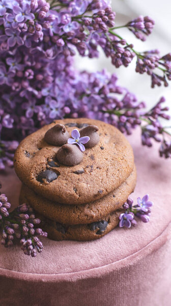 Декоративная композиция с букетом сирени в светлом интерьере кухни. Чашка чая и шоколадный торт. Букет сирени в вазе. Весенний цветочный фон с сиренью в интерьере. 