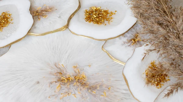 Bardak Tutacağı Epoksi Reçine Tepsisi Taş Kesimi Altın Kaplama Beyaz — Stok fotoğraf