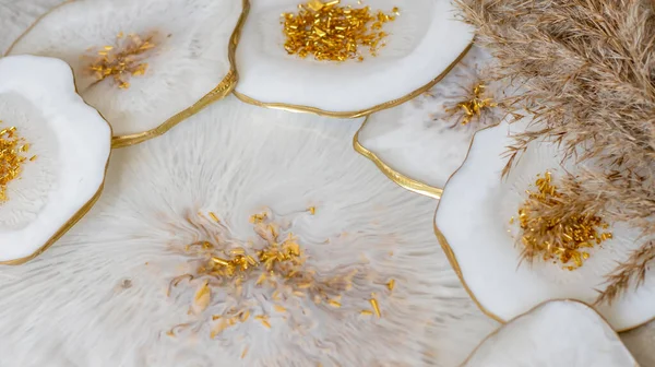 Bardak Tutacağı Epoksi Reçine Tepsisi Taş Kesimi Altın Kaplama Beyaz — Stok fotoğraf