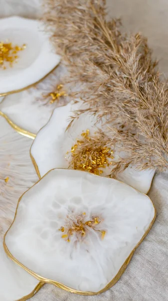 Portavasos Bandeja Resina Epoxi Corte Piedra Mármol Blanco Con Adorno —  Fotos de Stock