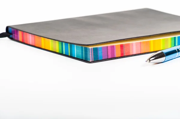 Красочный ноутбук на белом фоне — стоковое фото