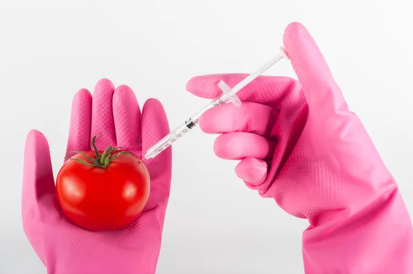 सुधारित टोमॅटो सिरिंजसह इंजेक्शन — स्टॉक फोटो, इमेज