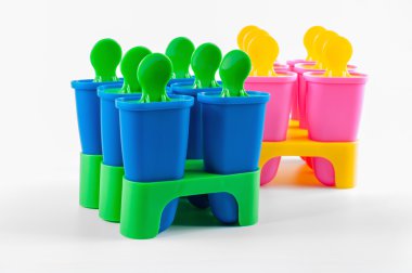 Derma buzlu bardak beyaz bir arka plan üzerinde
