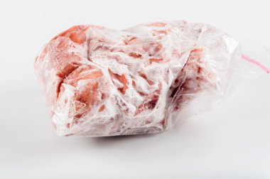 Plastik torbada donmuş et.