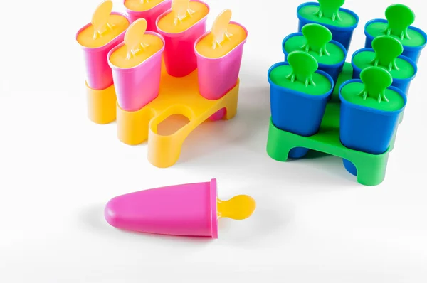 Colorfull popsicle kopjes op een witte achtergrond — Stockfoto