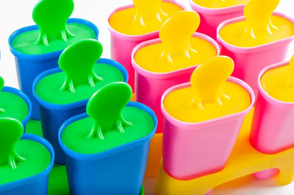 Colorfull popsicle koppar på en vit bakgrund — Stockfoto