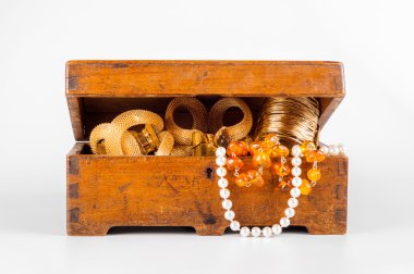 Beyaz arkaplanda mücevher kutusu