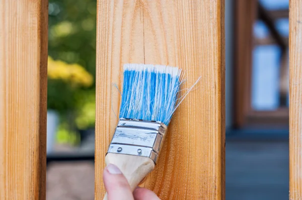 Streichen von Terrassengeländern — Stockfoto