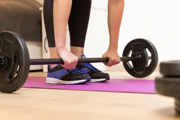 Schöne Frauen Beim Fitnesstraining Hause Der Nähe Des Schlafes Und — Stockfoto