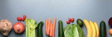 Fotokopi alanı olan gri bir arka planda sağlıklı sebzeler. Banner Çevrimiçi dükkan konsepti.