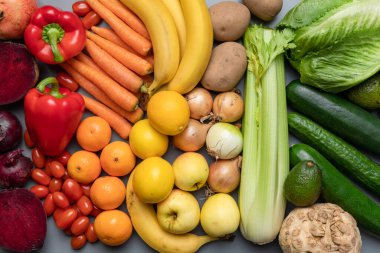 Fotokopi alanı olan gri bir arka planda sağlıklı sebzeler. Banner Çevrimiçi dükkan konsepti.