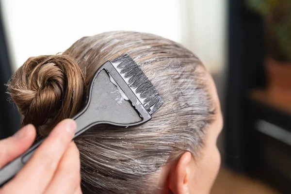 Hairdresser Applying Bleach Hair Color Hair Dye Black Brush Home — Stock Photo, Image