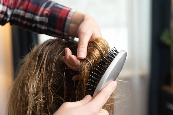 Peluquería Peina Cabello Una Mujer Rubia Que Prepara Para Procedimiento — Foto de Stock