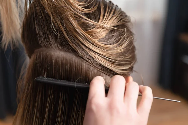 Hairdresser Checking Blonde Womens Regrown Roots Preparing Hair Coloring Hair — Stock Photo, Image