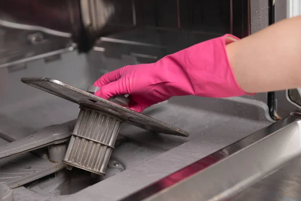 Vrouwen Met Rubberen Handschoenen Met Een Vuil Vaatwasserfilter Bereid Voor — Stockfoto