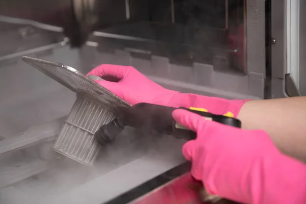Домохозяйка Резиновых Перчатках Очищает Посудомоечную Машину Фильтром Горячим Пароочистителем Спрингтайм — стоковое фото