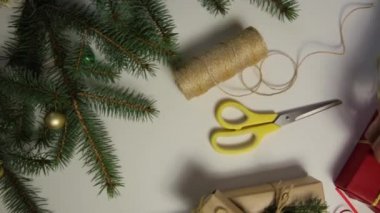 Güzel kadınlar Noel hediyeleri hazırlıyor. Tatil ve Noel konsepti. Paketlenmiş Noel hediyeleri.