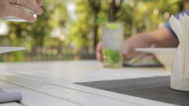 İki kadın açık hava barında mojito kokteyli içiyor. Yaz kutlaması eğlence festivali