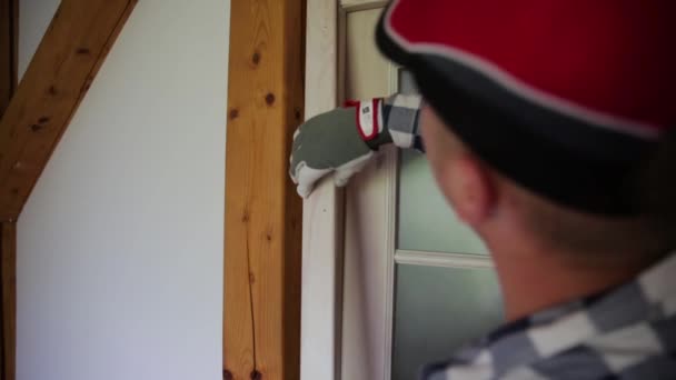 Rénovation Bricoleur Installant Une Dalle Bois Fermeture Pour Porte — Video