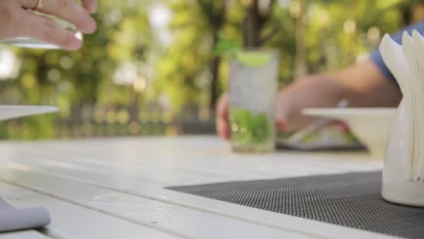 Två Kvinnor Dricker Mojito Cocktail Utomhusbaren Restaurang Sommarfest Kul Festival — Stockvideo