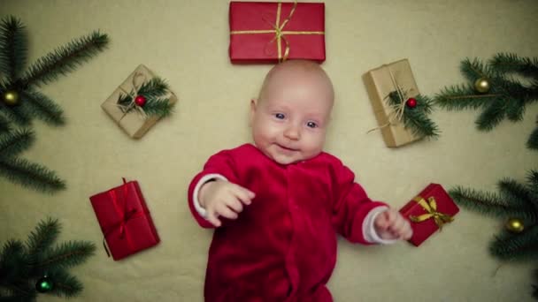 Bebé Sentirse Feliz Rodeado Regalos Navidad — Vídeos de Stock
