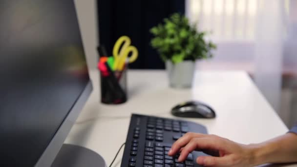 女性の手はコンピュータのキーボードで動作します ヘルプデスク コールセンター オフィスライフコンセプト — ストック動画