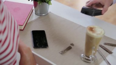 Müşteri akıllı telefon, NFC ödemesi kullanarak kablosuz veya temassız ödeme yapıyor