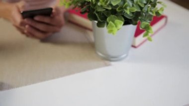 Müşteri akıllı telefon, NFC ödemesi kullanarak kablosuz veya temassız ödeme yapıyor