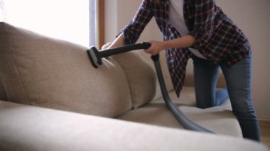 Kanepeyi temizleyen kadın, elektrikli süpürgeli kanepe.