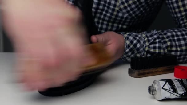 彼の職場の上にブラシで靴を掃除コブラーの手 — ストック動画