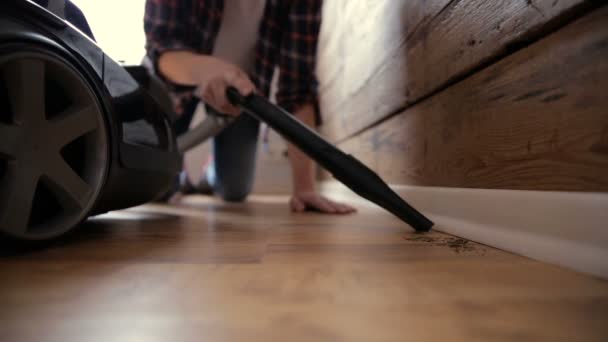 家事や家事のコンセプト 家庭で掃除機を持つ女性 春の掃除 — ストック動画