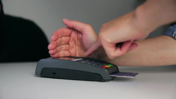 Dief Steelt Pin Code Identiteit Betaling Pos Terminal Machine Misdaadconcept — Stockvideo