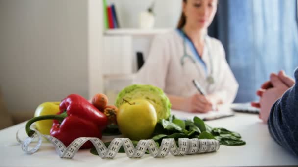 蔬菜饮食 营养和药物概念 营养学家会诊病人营养学家的工作场所 — 图库视频影像