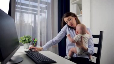 Ellerinde bebekle bir ofiste çalışan meşgul iş kadınları..