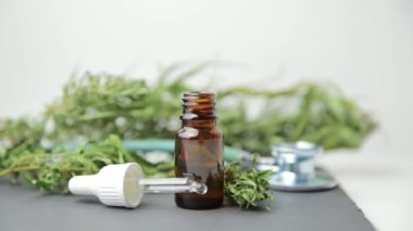 Tıbbi marihuana kenevir cbd yağı ve stetoskop. Ağrı kesici için alternatif ilaç.