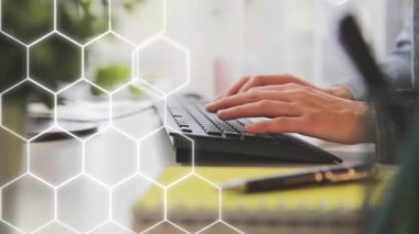 Kadın elleri klavyede. Evde bilgisayarla çalışmak, blog yazan bir kadın, serbest çalışan....