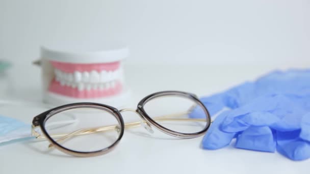 Modelo Dientes Ortodoncia Herramientas Dentista Profesional Mesa Consultorio Del Dentista — Vídeo de stock