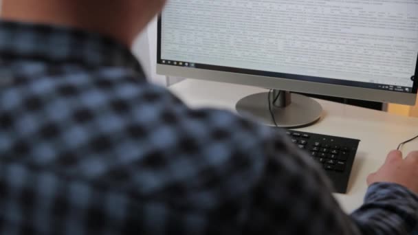 Człowiek Pracujący Biurze Siedzący Przy Biurku Patrzący Ekran Komputera Analiza — Wideo stockowe