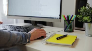 Ofiste çalışan, masa başında oturan, bilgisayar ekranına bakan bir adam. Veri analizi