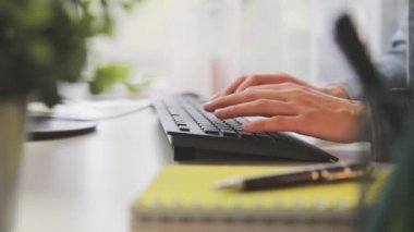 Kadın elleri klavyede. Evde bilgisayarla çalışmak, blog yazan bir kadın, serbest çalışan....