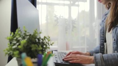 Kadın elleri klavyede. Evde bilgisayarla çalışmak, blog yazan bir kadın, serbest çalışan....