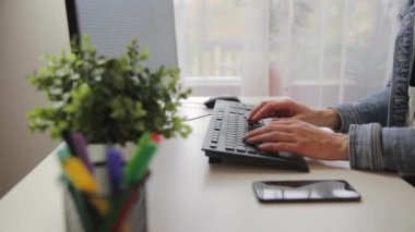 Kadın elleri klavyede. Evde bilgisayarla çalışmak, blog yazan bir kadın, serbest çalışan....